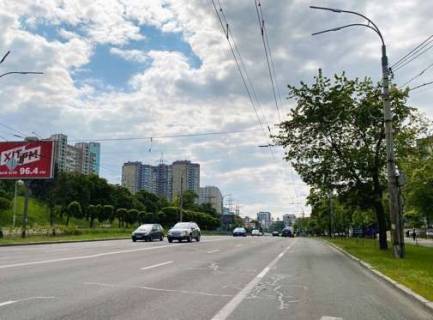 Призма B в Киеве, 3x6  Європейського Союзу просп., 6 (на роздільнику) - 478016 фото 1