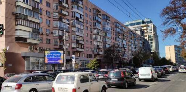 Видеоборд A у Києві, 2.3x3.14  Велика Васильківська вул., 102 (ТТ 4.8 676х468) - 655001 Фото 1