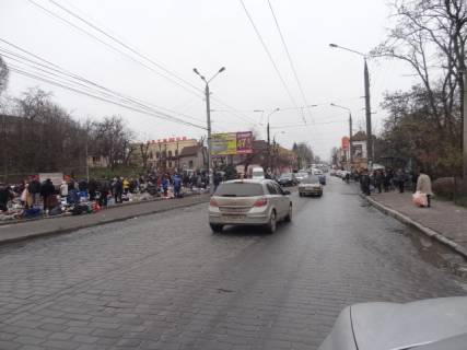 Билборд B в Черновцах Центр, вул. Руська, 79-Зелена, ринок, зупинка, великий транспортний потік фото 1