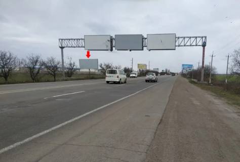 Билборд B в Одеських трасах, 3х6  транспорт направляется к двум столбам, к Авангарду фото 1