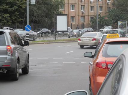 Ситилайт  в Киеве Кутузова, к площади Леси Украинки, разделитель фото 1