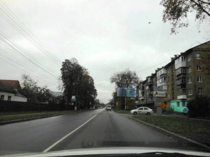 Билборд A в Бровары, 6х3  м. Бровари, вул. Ярослава Мудрого, 36, біля Ощадбанку, через 25м після повороту на вул. Горіхова, за 80м до повороту на вул. Гоголя фото 1