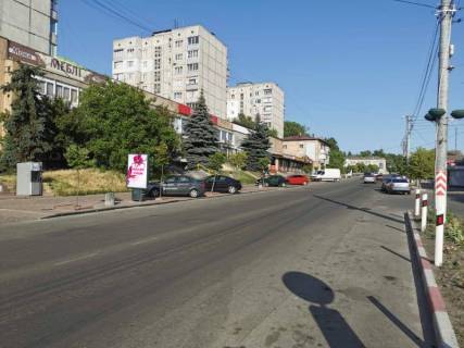 Ситилайт B в Василькове, 1,2х1,8  м. Васильків, вул. Грушевського, 6, біля відділення ПУМБ, навпроти автобусної зупинки, через 50м після Васильківського Міськрайонного центру зайнятості, через 100м після магазину "Сільпо" та "COMFY", через 200м після повороту на вул. Гоголя, через фото 1