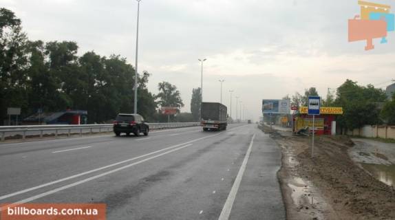 Білборд, Бігборд (Борд)  A у Міла, 6х3  с. Мила, траса М-06 "Київ-Чоп" (Житомир), км 25+780 право, біля автобусної зупинки, за 400м до магазину "Фора", через 150м після повороту на Дмитрівку Фото 1