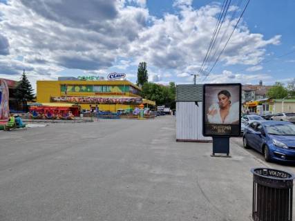 Ситилайт B в Василькове, 1,2х1,8  м. Васильків, вул. Грушевського, 17, біля Васильківського Міськрайонного центру зайнятості та автобусної зупинки, навпроти відділення ПУМБ, за 50м до магазину "Сільпо" та "COMFY", за 150м до повороту на вул. Гоголя, за 200м до повороту на вул. фото 1