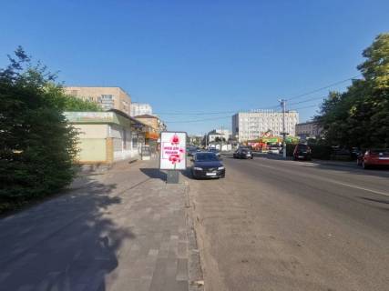 Сiтiлайт B у Василькові, 1,2х1,8  м. Васильків, вул. Грушевського, 10, біля аптеки, навпроти магазину "Сільпо" та "COMFY", через 70м після повороту на вул. Гоголя, через 120м після повороту на вул. Декабристів, за 105м до відділення ПУМБ та автобусної зупинки Фото 1