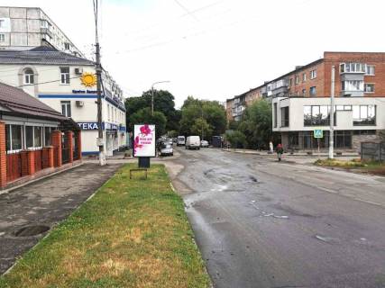 Ситилайт B в Василькове, 1,2х1,8  м. Васильків, вул. Грушевського, 26-28, перехрестя з вул. Юрія Гагаріна, біля аптеки та кафе "Старе місто", за 50м до автобусної зупинки, за 100м до повороту на вул. Карла Лібкнехта, через 250м після розв'язки з вул. Кітченка, вул. Шевченка та вул. фото 1