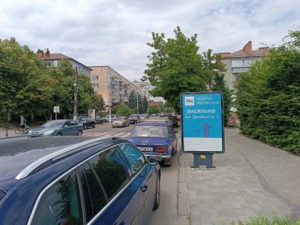 Ситилайт A в Василькове, 1,2х1,8  м. Васильків, вул. Грушевського, 10, біля аптеки, навпроти магазину "Сільпо" та "COMFY", за 70м до повороту на вул. Гоголя, за 120м до повороту на вул. Декабристів, через 105м після відділення ПУМБ та автобусної зупинки фото 1