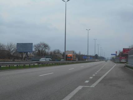 Білборд, Бігборд (Борд)  B у Міла, 6х3  с. Мила, траса М-06 "Київ-Чоп" (Житомир), км 25+780 право, біля автобусної зупинки, через 400м після магазину "Фора", за 150м до повороту на Дмитрівку Фото 1