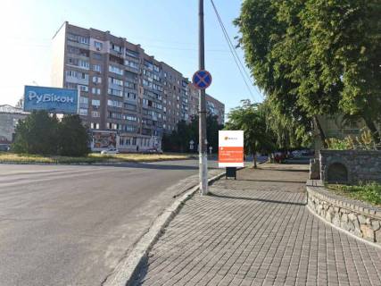 Ситилайт A в Василькове, 1,2х1,8  м. Васильків, вул. Декабристів, 2, перехрестя з вул. Грушевського, біля Укрсіббанк, за 120м до автобусної зупинки, за 220м до перехрестя з вул. Шевченка та магазину "Еко-Маркет", через 60м після повороту на вул. Гоголя фото 1