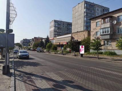 Ситилайт A в Василькове, 1,2х1,8  м. Васильків, вул. Грушевського, 2, за 100м до відділення ПУМБ та автобусної зупинки, за 150м до Васильківського Міськрайонного центру зайнятості, за 200м до магазину "Сільпо" та "COMFY", за 300м до повороту на вул. Гоголя, за 350м до повороту на фото 1